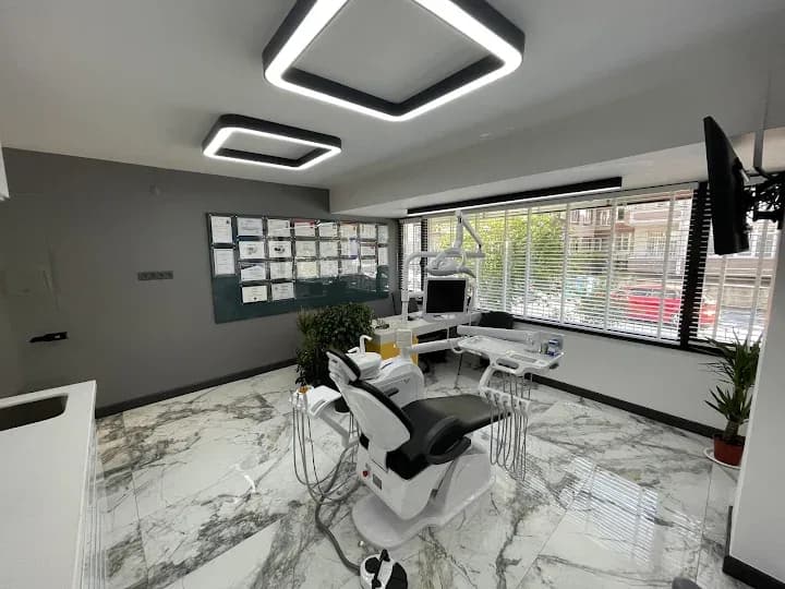 Atakan Dental Clinic tedavi odası: diş ünitesi, dijital görüntüleme ekranı ve doğal ışık alan pencere